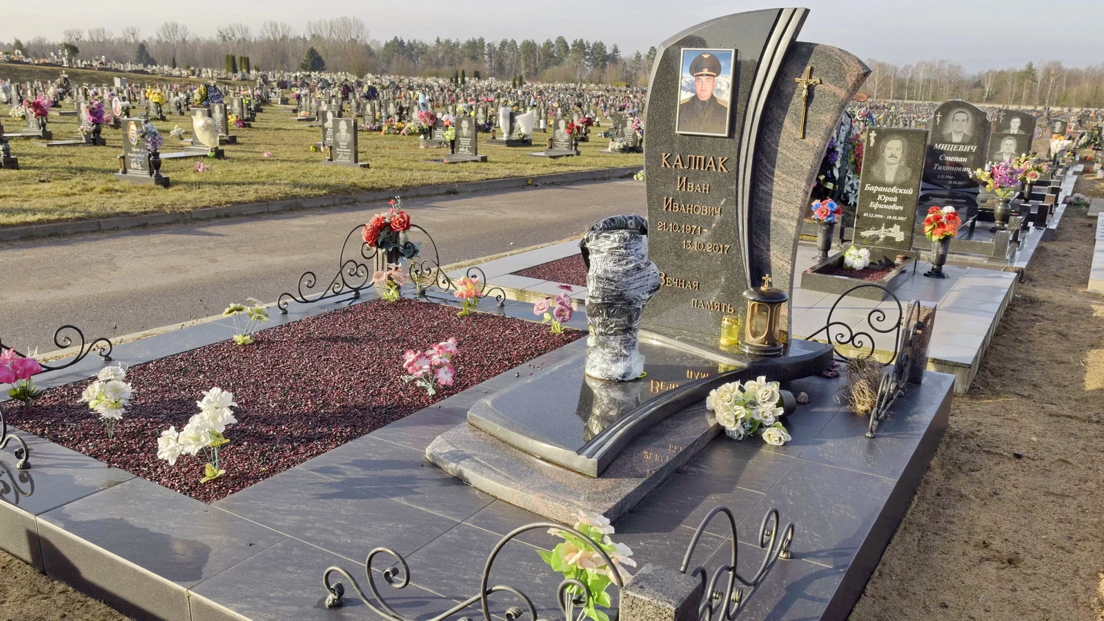 Двойной памятник 21021