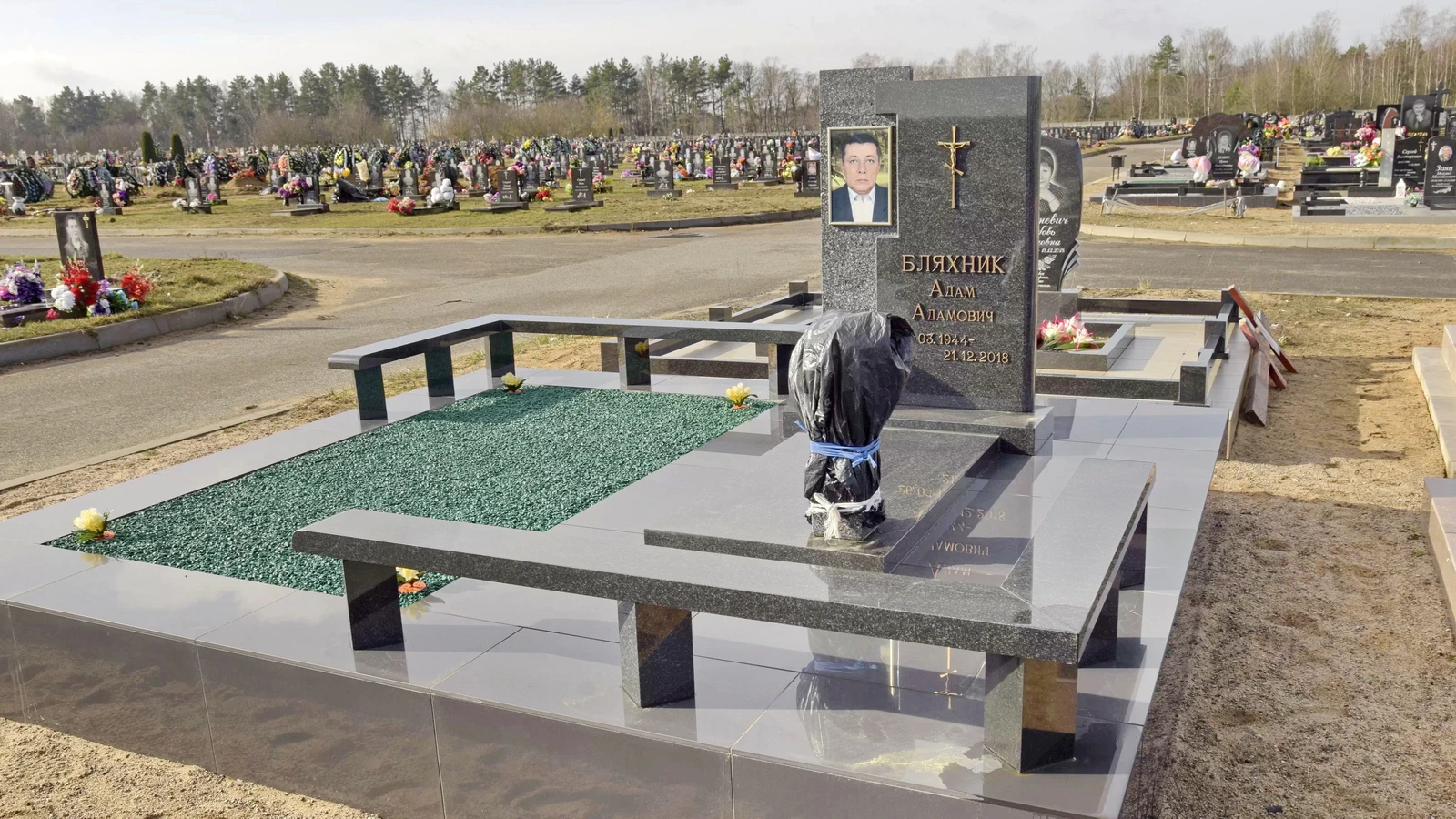 Двойной памятник 21035