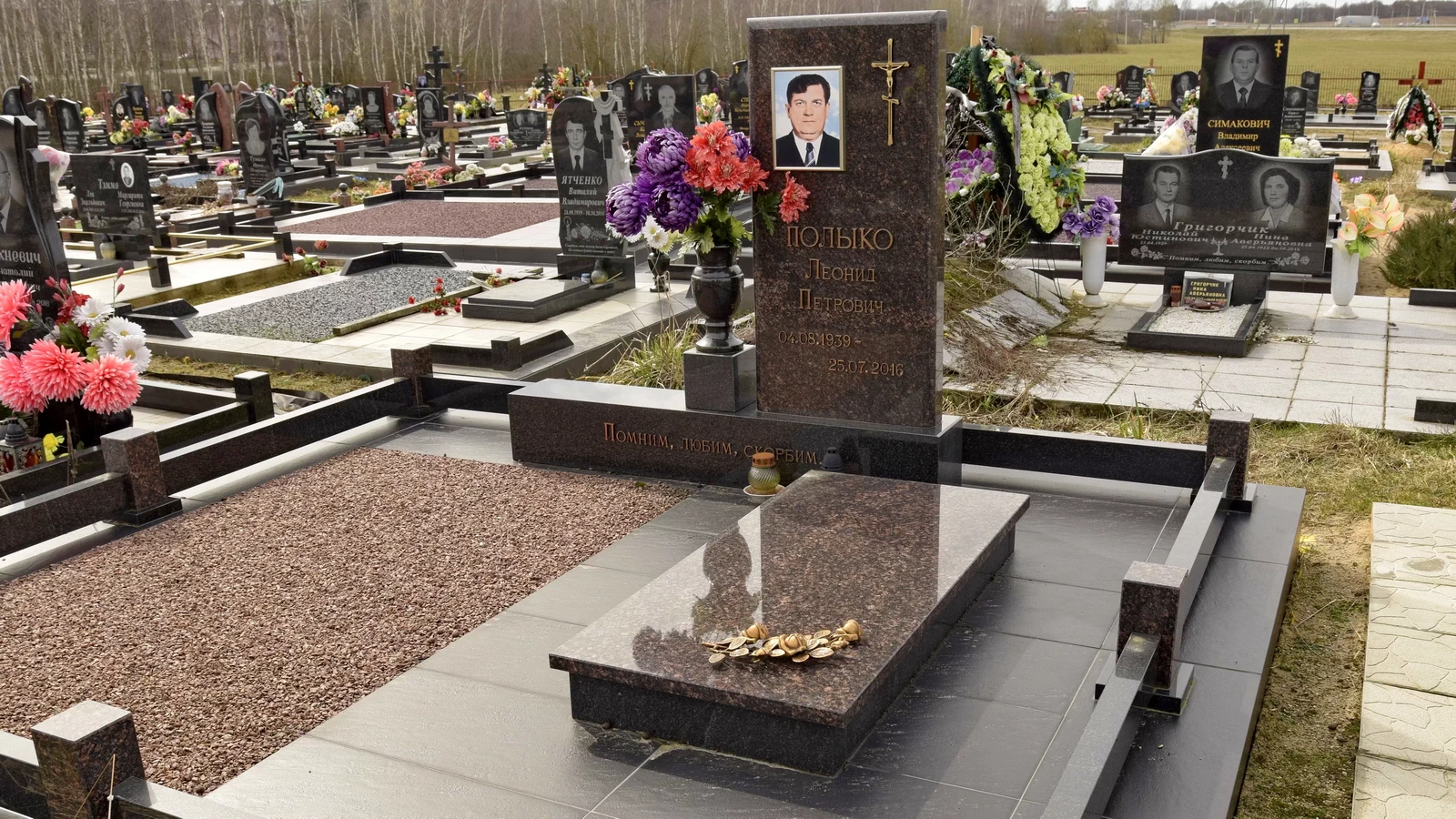 Двойной памятник 21048