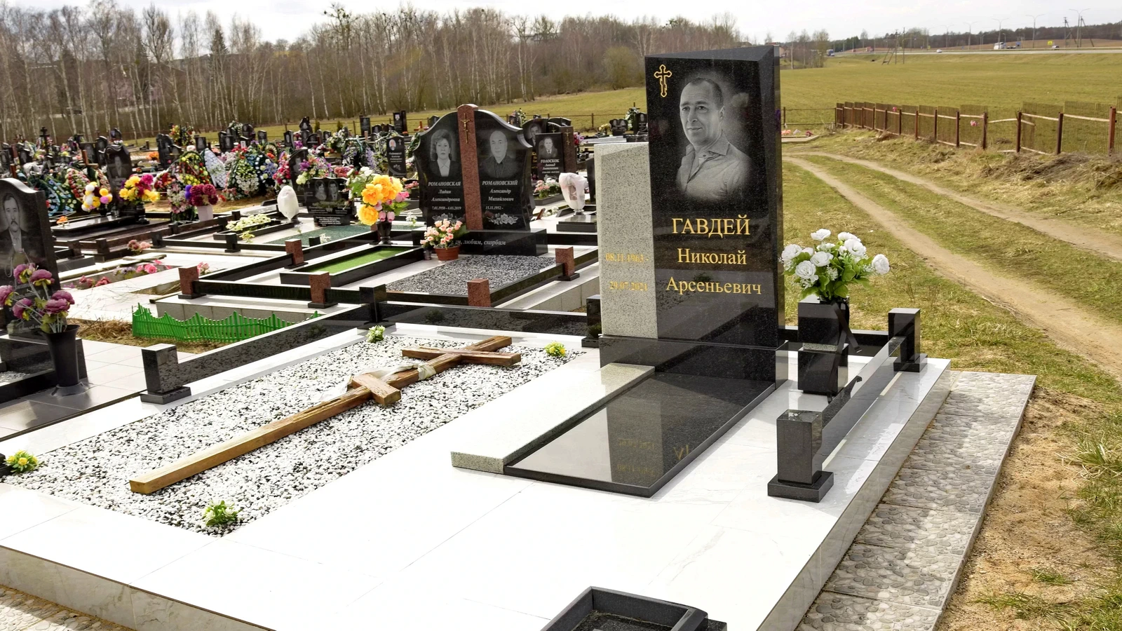 Двойной памятник 21049