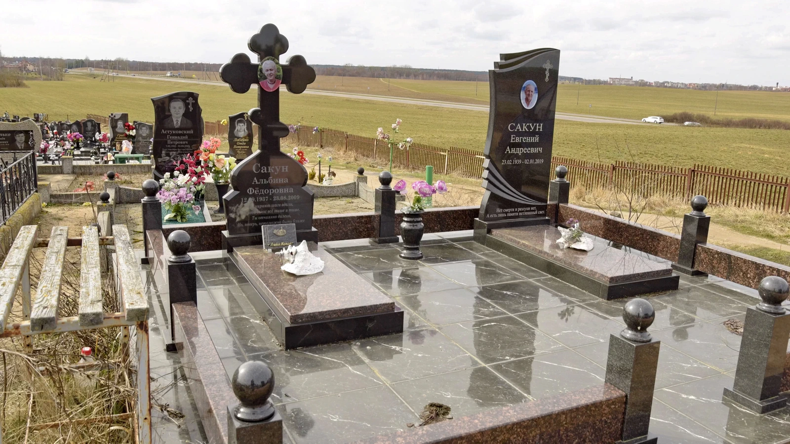 Двойной памятник 21050