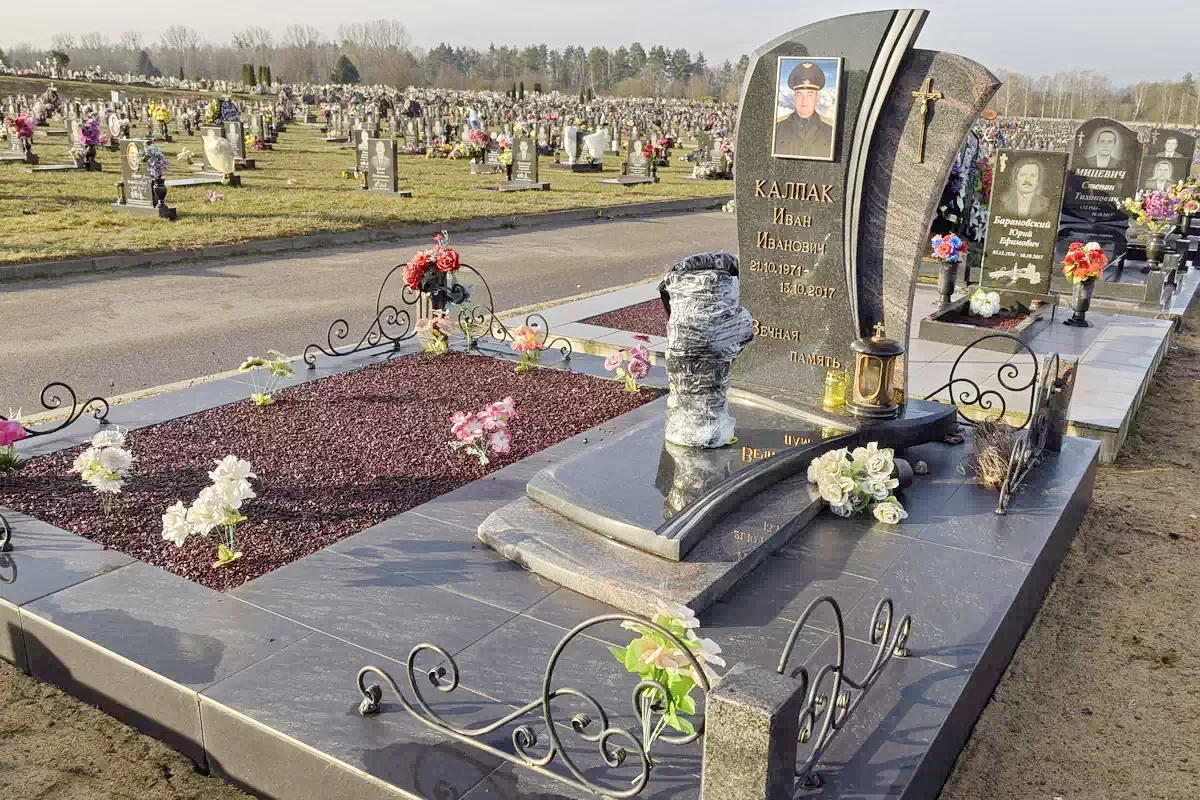 Двойной памятник 2121