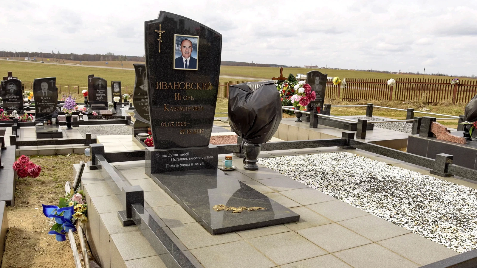 Двойной памятник 22106