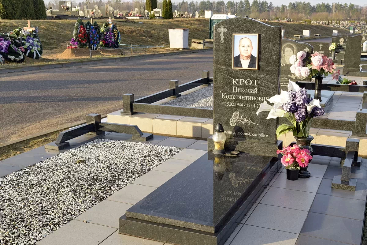 Двойной памятник 2216