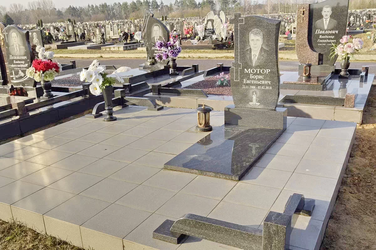 Двойной памятник 2228