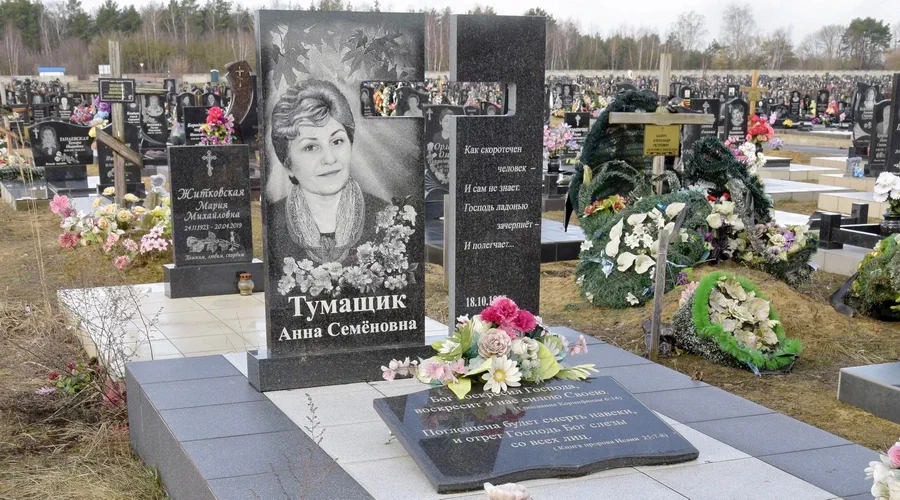 Надпись на памятник: белым 1